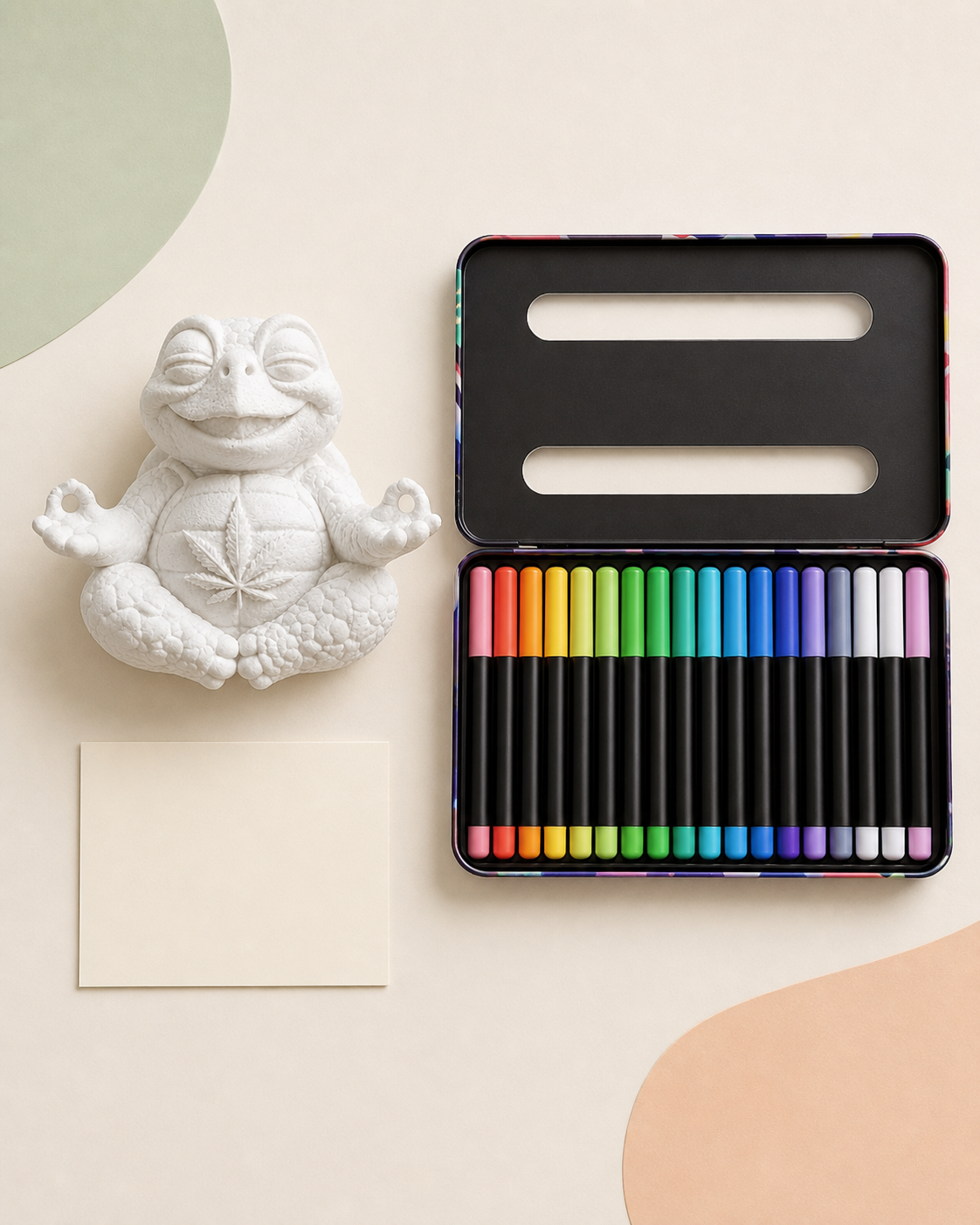 Flach ausgelegtes Shellax Bemalset mit einer unbemalten Figur, geöffnetem 18er-Acrylmarker-Etui und Karte.