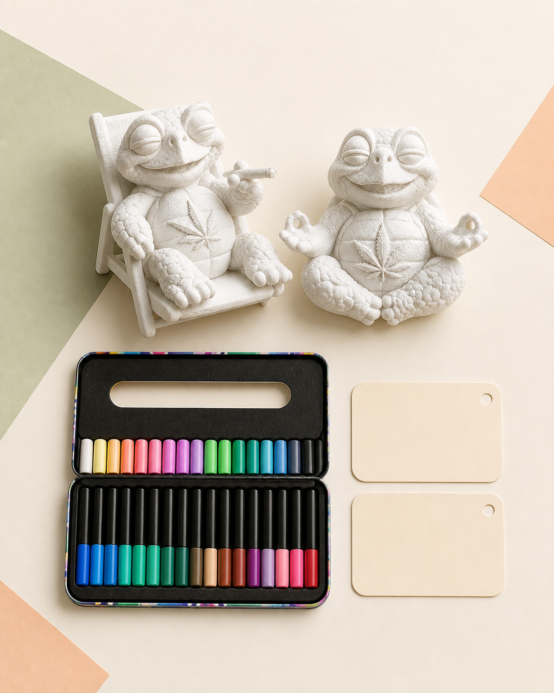 Flach ausgelegtes Kreativ-Duo mit zwei unbemalten Shellax Figuren, geöffnetem Marker-Etui und zwei Karten.