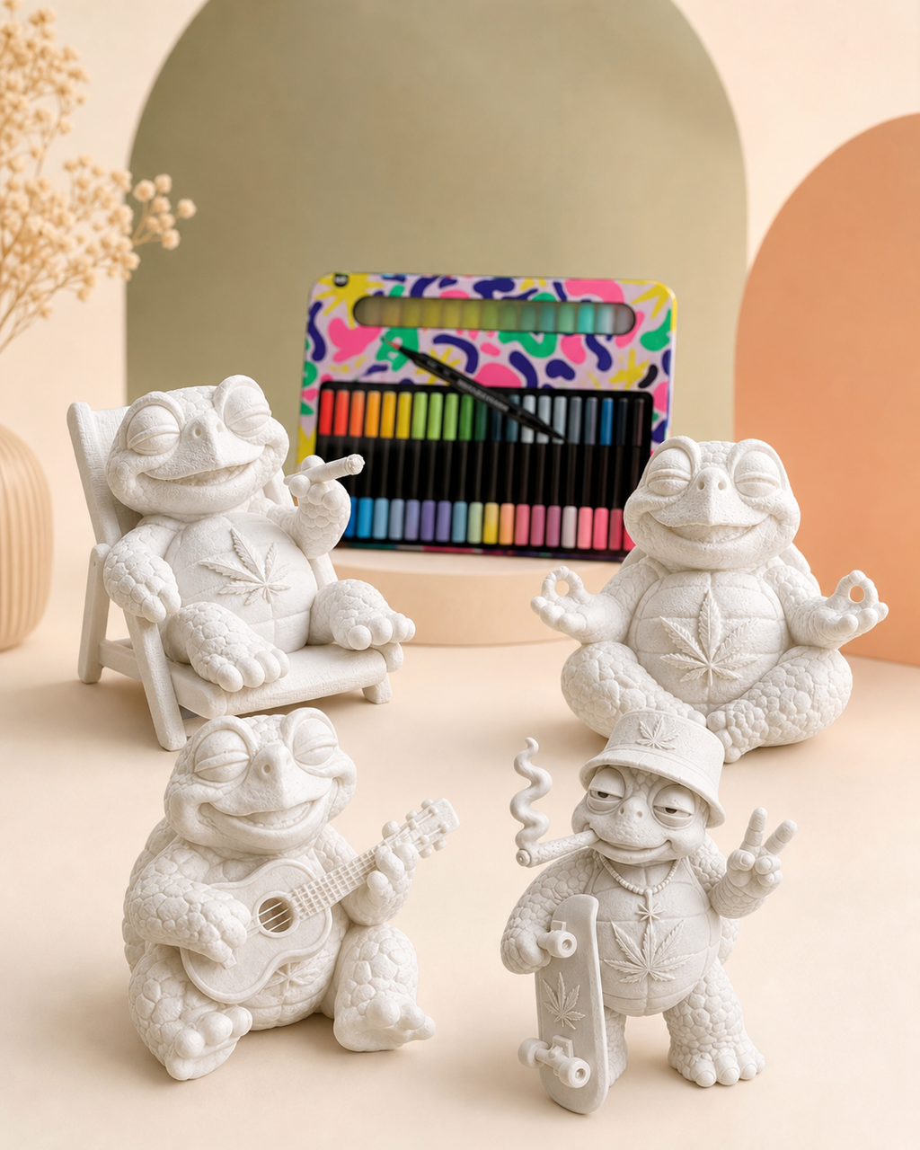 Shellax Paint Party Set mit vier verschiedenen weißen Schildkrötenfiguren und einem Etui mit 18 Acrylmarkern.